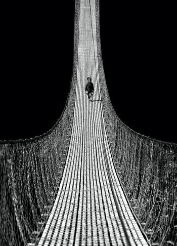 Canvastavla - Walking Down The Bridge