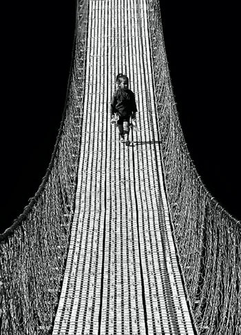 Canvastavla - Walking Down The Bridge