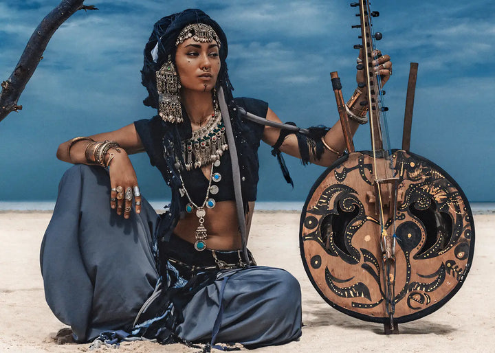 Obraz na płótnie - Tribal Woman in Desert