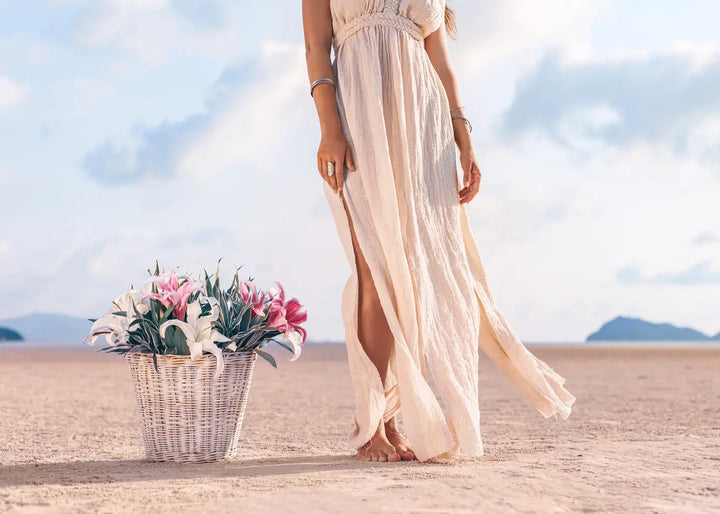 Obraz na płótnie - Beach Woman with Flowers