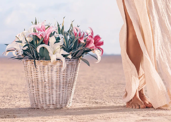 Obraz na płótnie - Beach Woman with Flowers