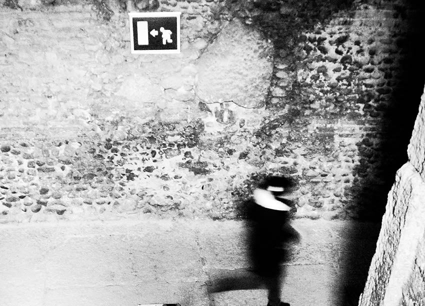 Canvastavla - Walking down the street